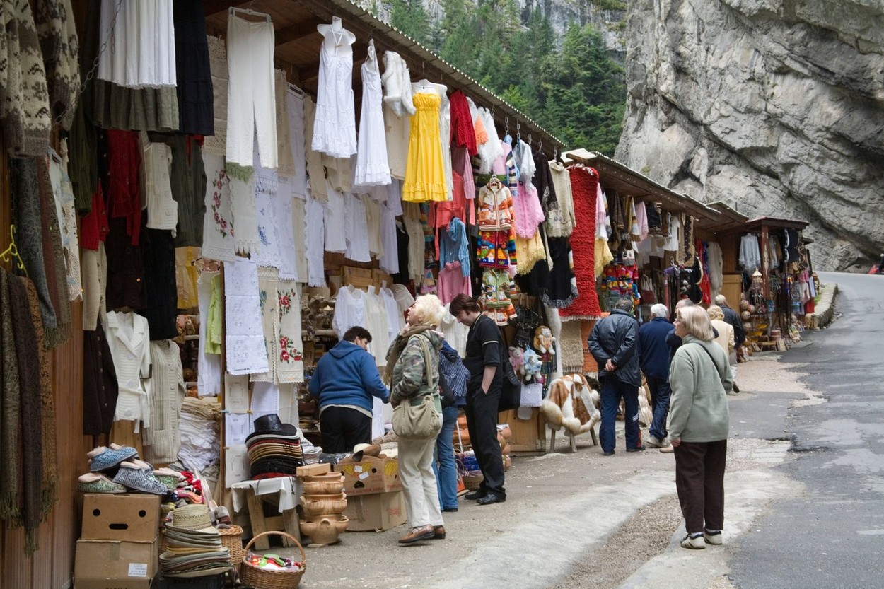 Comercianții chioșcurilor de pe marginea versanților din Cheile Bicazului au fost somați să-și demoleze standurile