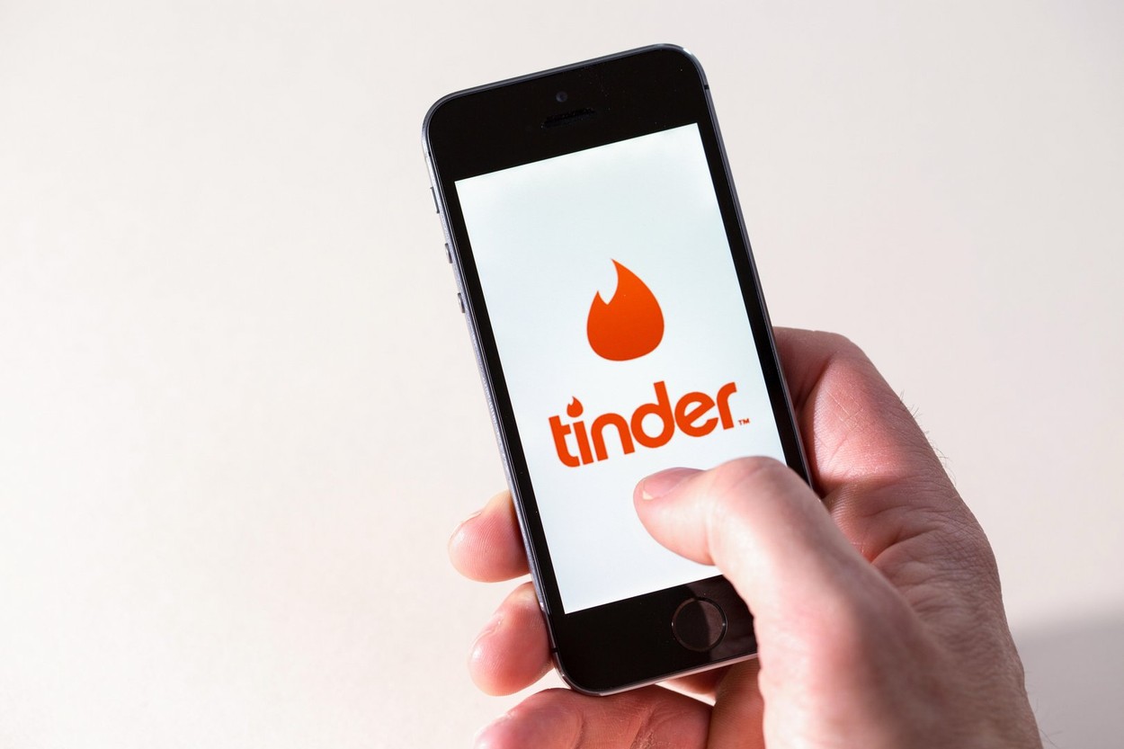 Un bărbat din SUA a fost înjunghiat de o femeie cunoscută pe Tinder. Agresoarea a fost arestată de polițiști