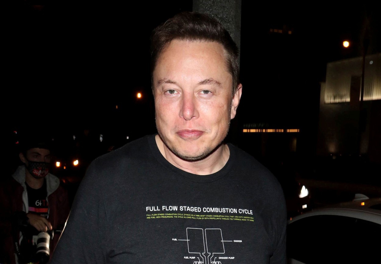 Elon Musk susține că un „hărțuitor nebun” a urmărit și atacat în trafic mașina în care se afla fiul său de doi ani
