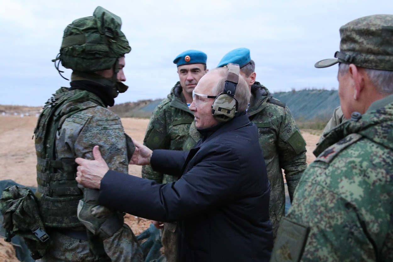 VIDEO | Vladimir Putin, filmat când trage cu o armă într-un poligon dedicat soldaților mobilizați. „A ieșit din buncărul său pentru a trage în naziști imaginari”