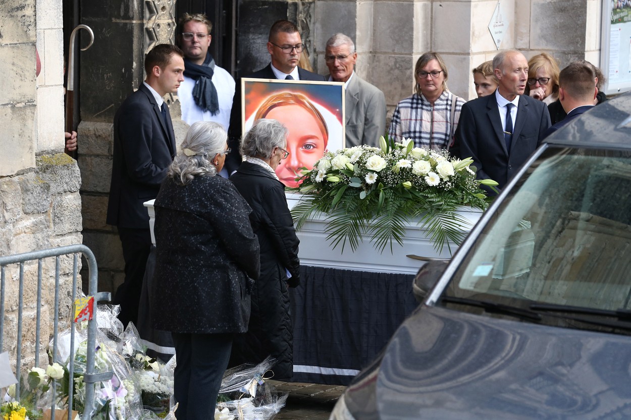 FOTO | Imagini emoționante de la înmormântarea Lolei Daviet, fetița de 12 ani ucisă cu sânge rece la Paris
