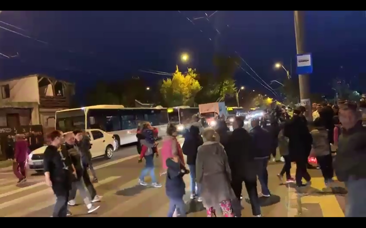 Protest în București după moartea unui tânăr de 19 ani, lovit de mașină. Zeci de oameni blochează trecerea de pietoni din zona în care s-a petrecut accidentul | VIDEO