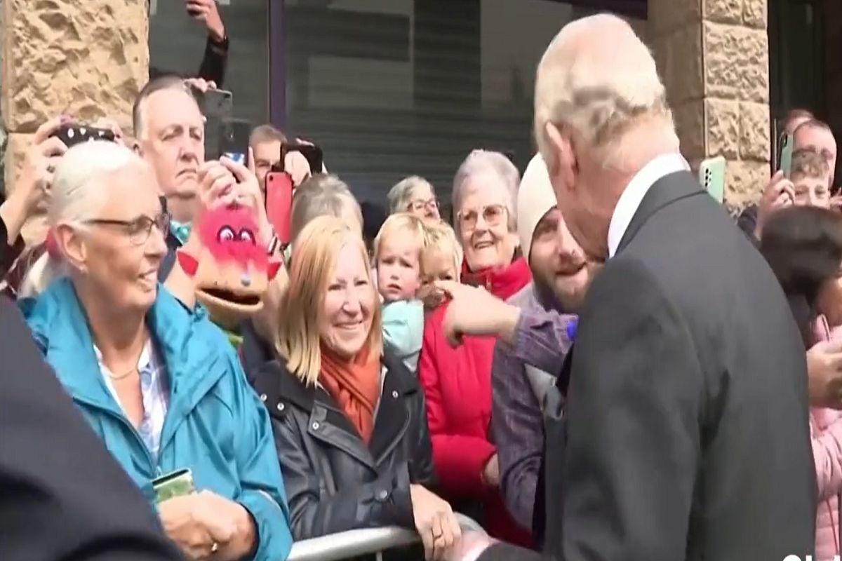 VIDEO | Un român din Scoția s-a oferit să îl tundă gratis pe Regele Charles. Reacția monarhului britanic