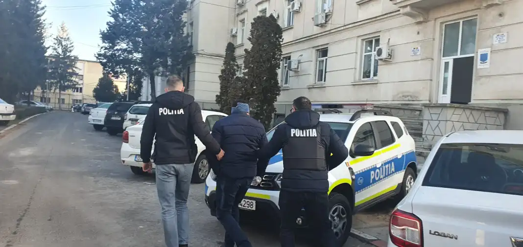 Ce a pățit bărbatul care s-a dezbrăcat în fața unei recepționere din Craiova. Mai are și alte infracțiuni de natură sexuală