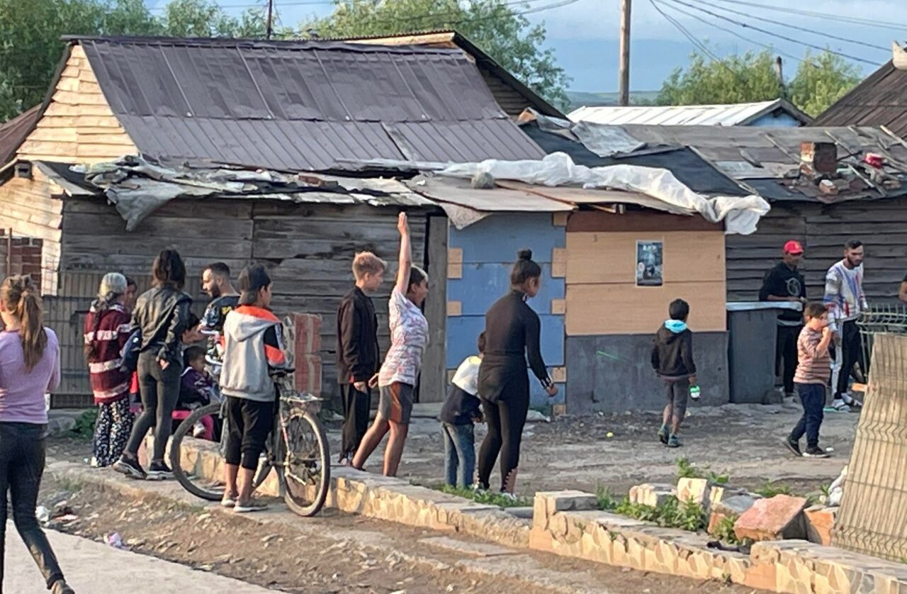 Situația romilor în Europa, tot mai îngrijorătoare. Trăiesc în locuinţe pline de igrasie, întunecate, fără instalaţii sanitare