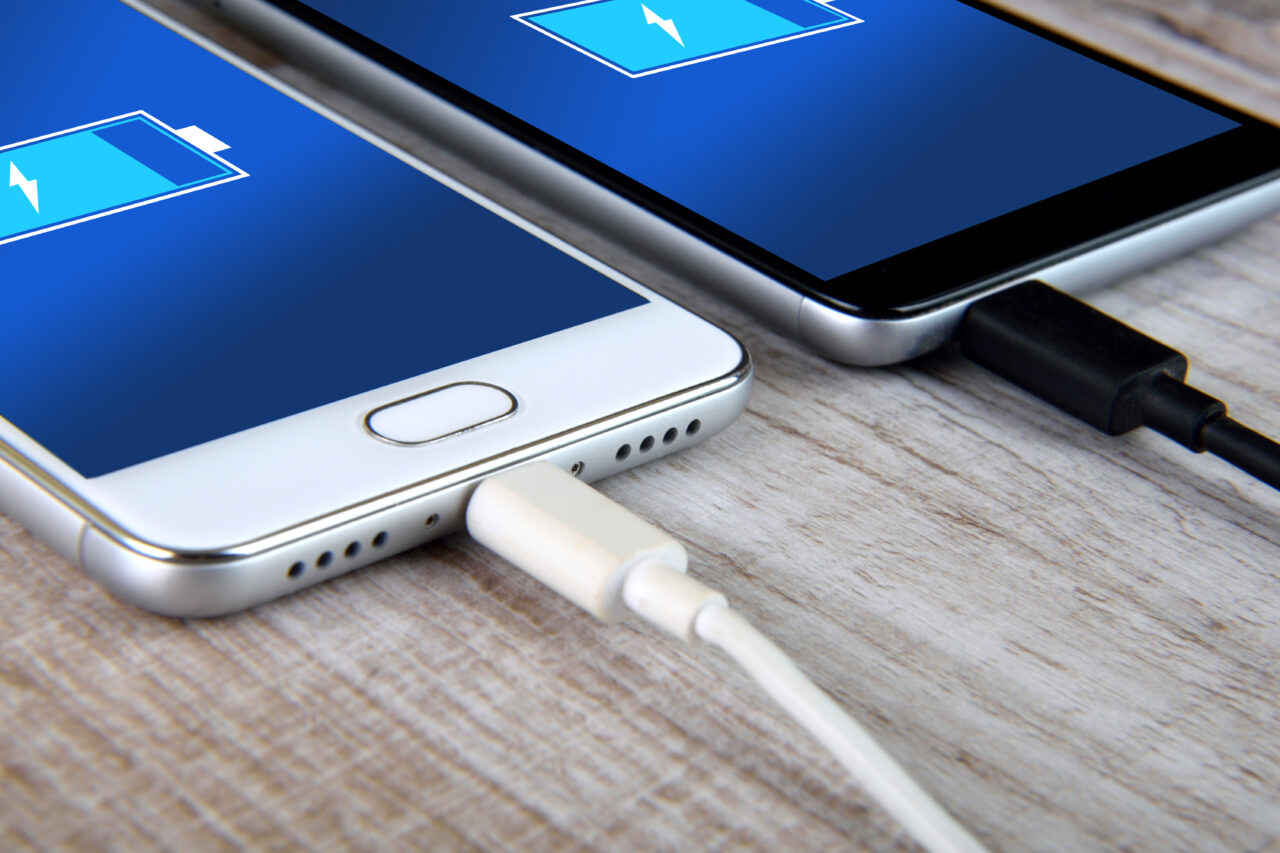 Parlamentul European a decis ca toate dispozitivele mobile să aibă un încărcător comun din 2024