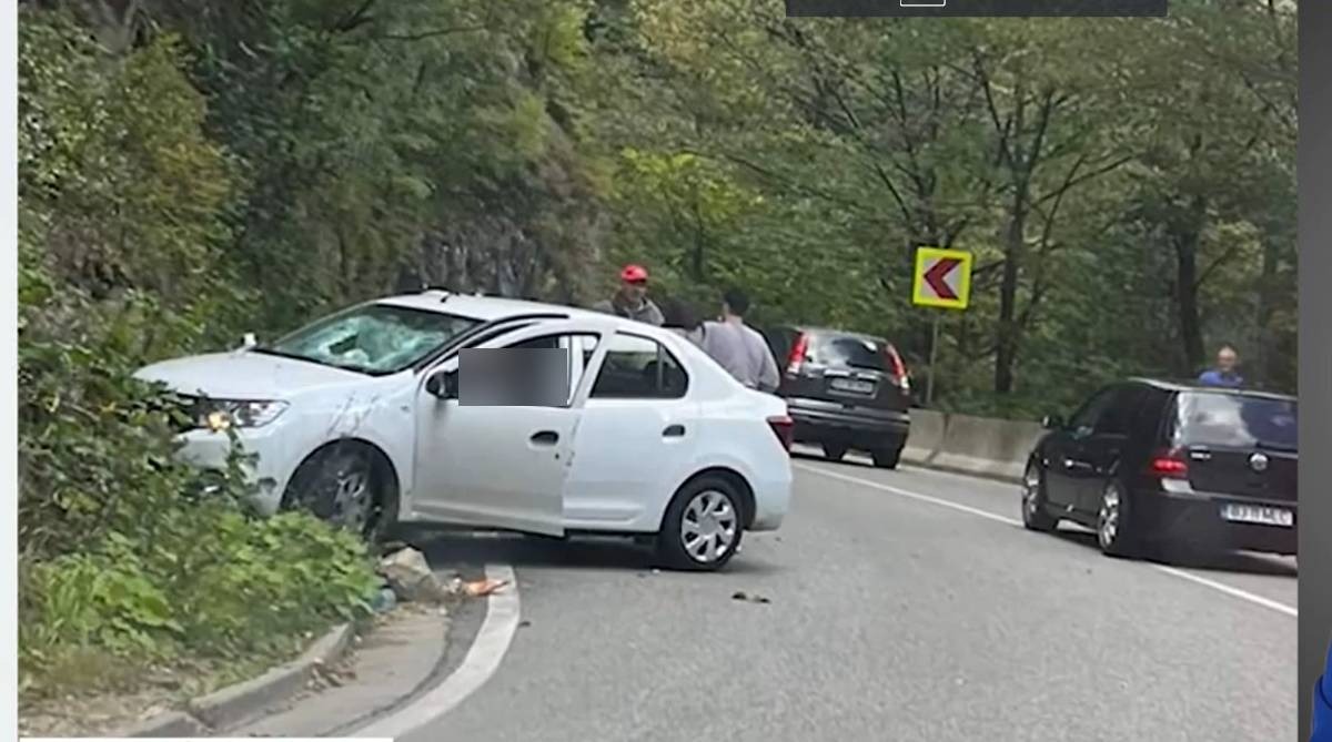 O stâncă s-a desprins de pe versant și a căzut peste o mașină, în Defileul Jiului. Șoferul a murit, iar două pasagere au fost rănite