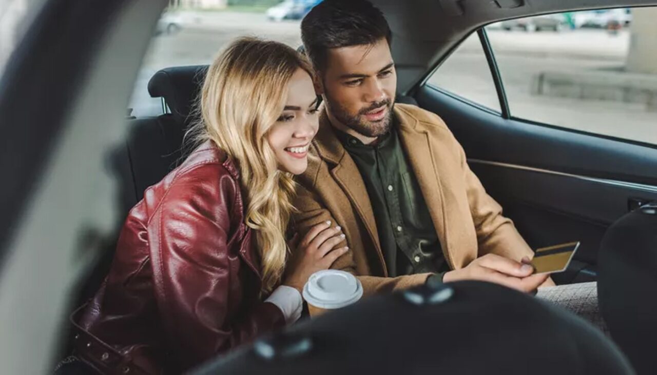 Ce au pățit un bărbat însurat și amanta lui, după ce s-au urcat într-un Uber. Ce le-a făcut taximetrista, când și-a dat seama cine sunt