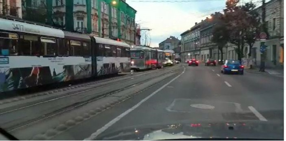 VIDEO | Trafic dat peste cap într-o intersecție din Timișoara. O vătmăniță a uitat să schimbe macazul și a lovit două mașini