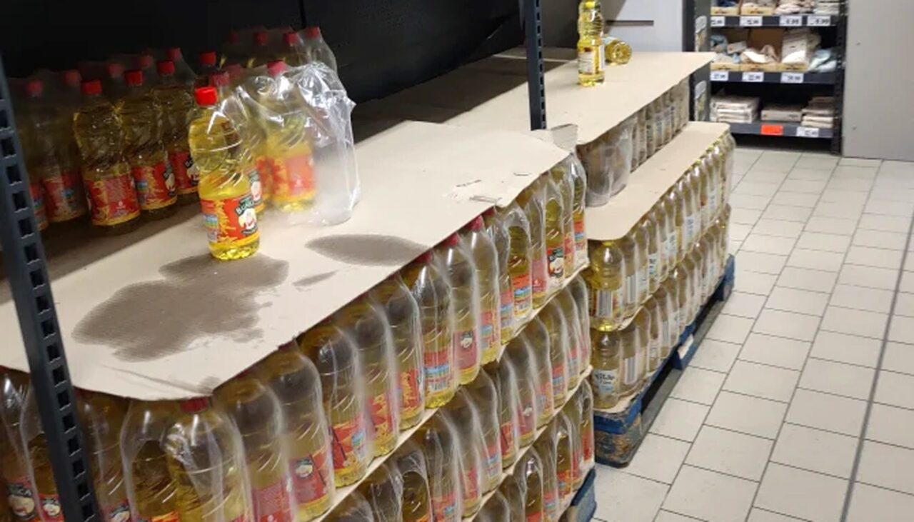 Nu este o eroare! Câți lei a ajuns o sticlă de 1 litru de ulei în Mega Image