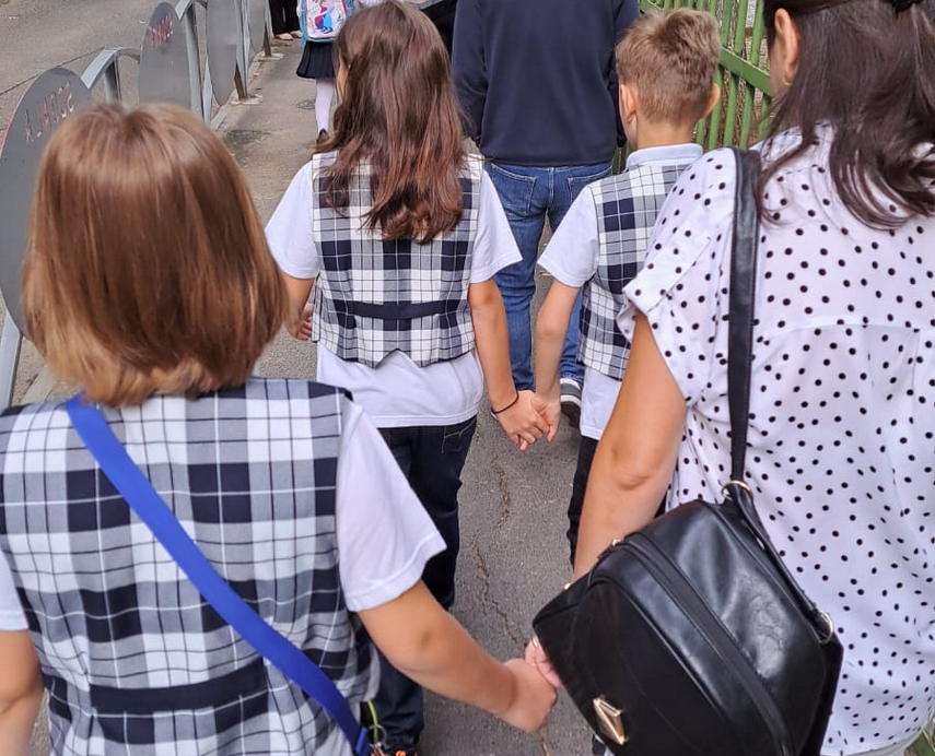 Senatorii dezbat marţi la Comisia de Învăţământ impunerea uniformelor şcolare. Proiectul prevede şi subvenţionarea acestora, în funcţie de venituri