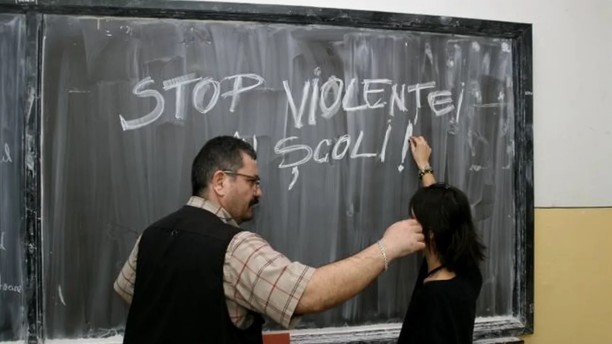 A băgat în spital un elev, iar pe alți trei i-a „altoit”, dar a fost reprimit la școală. „Profesorul Bruce Lee” din Covasna predă din nou!
