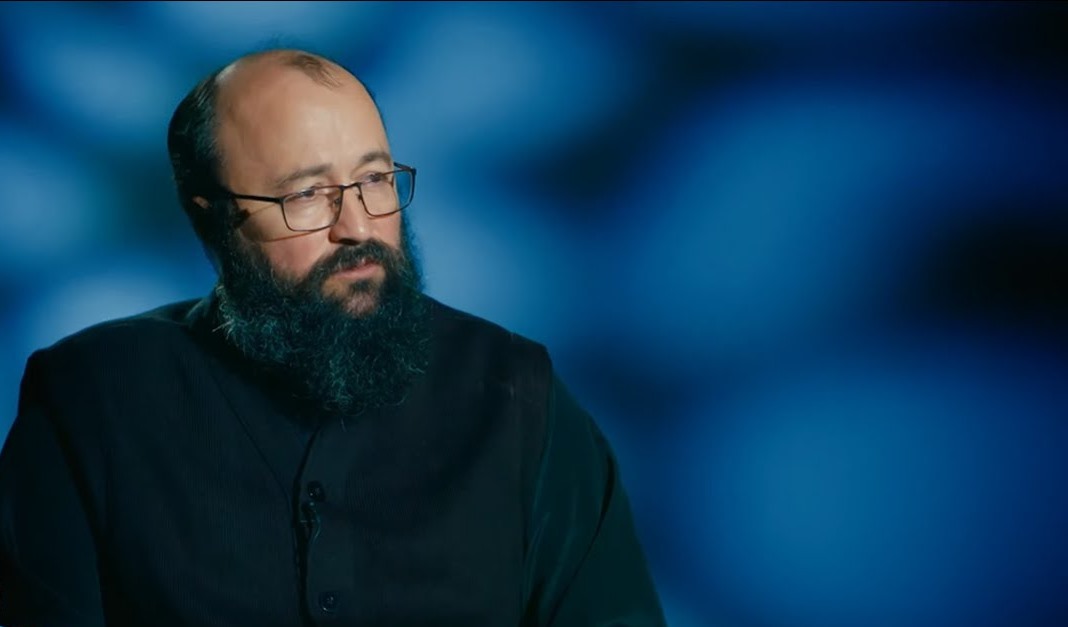 Visarion Alexa, preotul acuzat de agresiuni sexuale, a fost dat în judecată de o firmă de pază. Suma ridică pe care a refuzat să o plătească