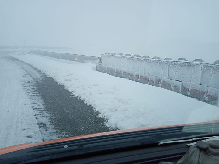 Viscol şi zăpadă pe Transalpina. O porţiune de drum este închisă