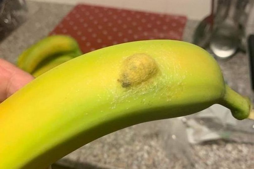 O femeie a rămas șocată când a văzut ce se afla în interiorul unei banane pe care a luat-o de la supermarket