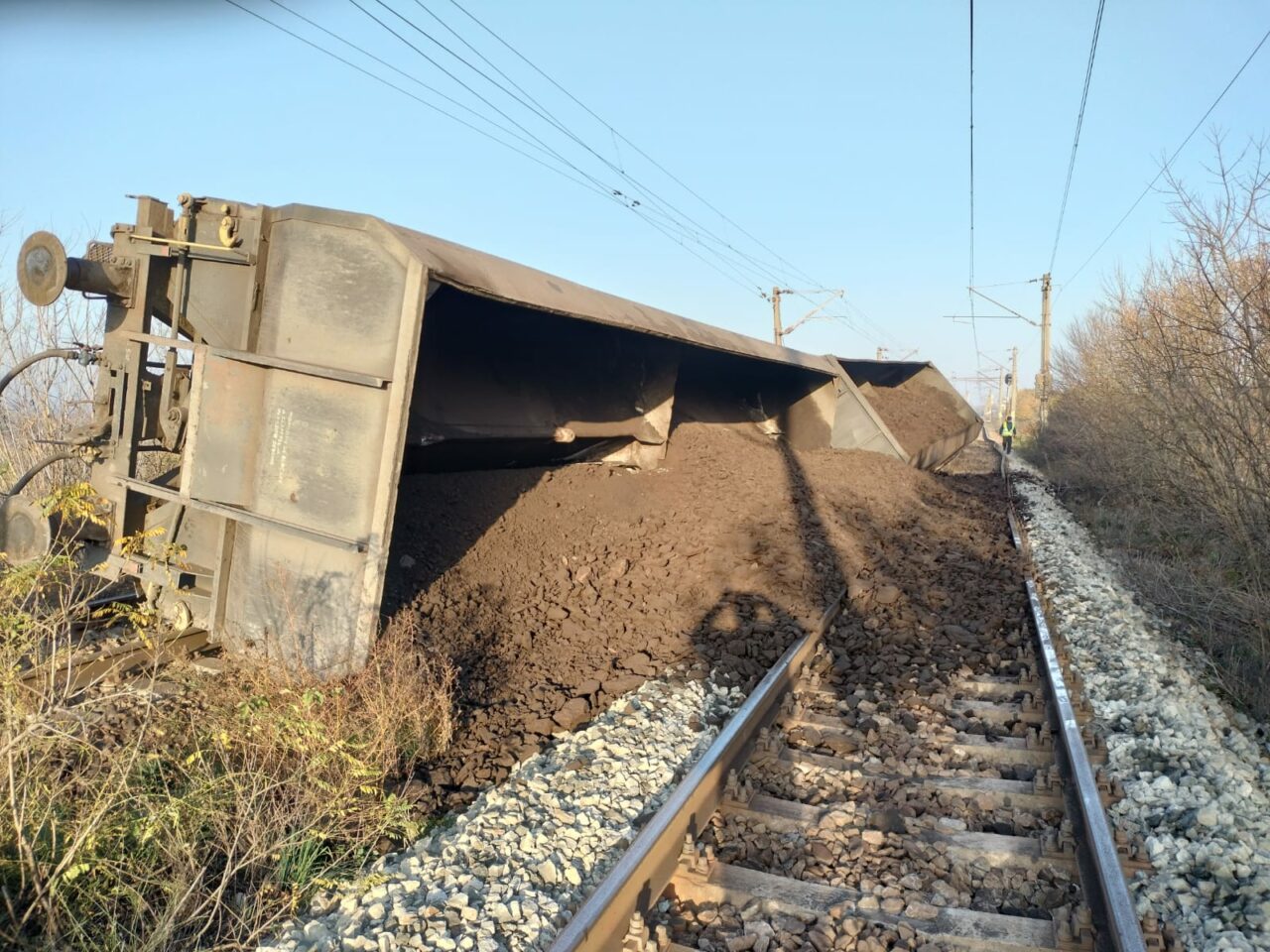 Traficul feroviar pe Firul I între Coţofeni şi Răcari a fost redeschis joi dimineaţa / Șapte din cele nouă vagoane ale trenului marfar încărcat cu peste 3.000 de tone de cărbune au fost repuse pe șine