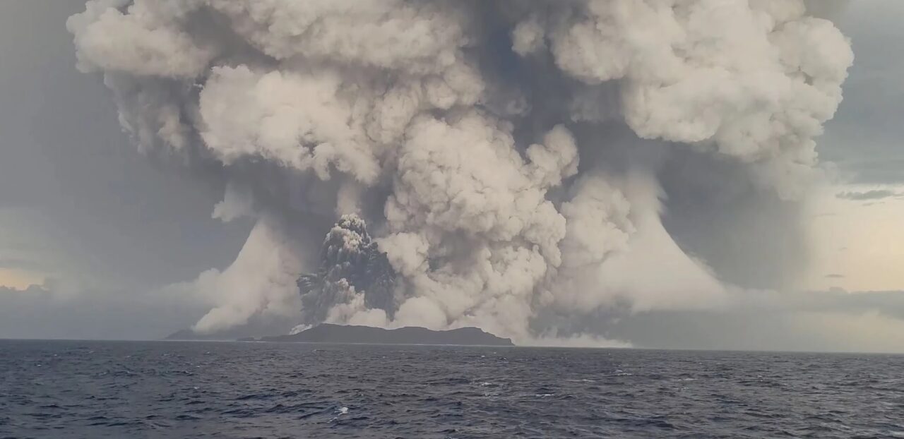VIDEO | Cea mai puternică erupție vulcanică înregistrată vreodată! A avut forța a câteva sute de bombe atomice!