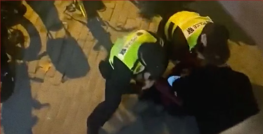 VIDEO | Revoltă în China. Jurnalist BBC, arestat și bătut de polițiști în timp ce transmitea live din Shanghai!