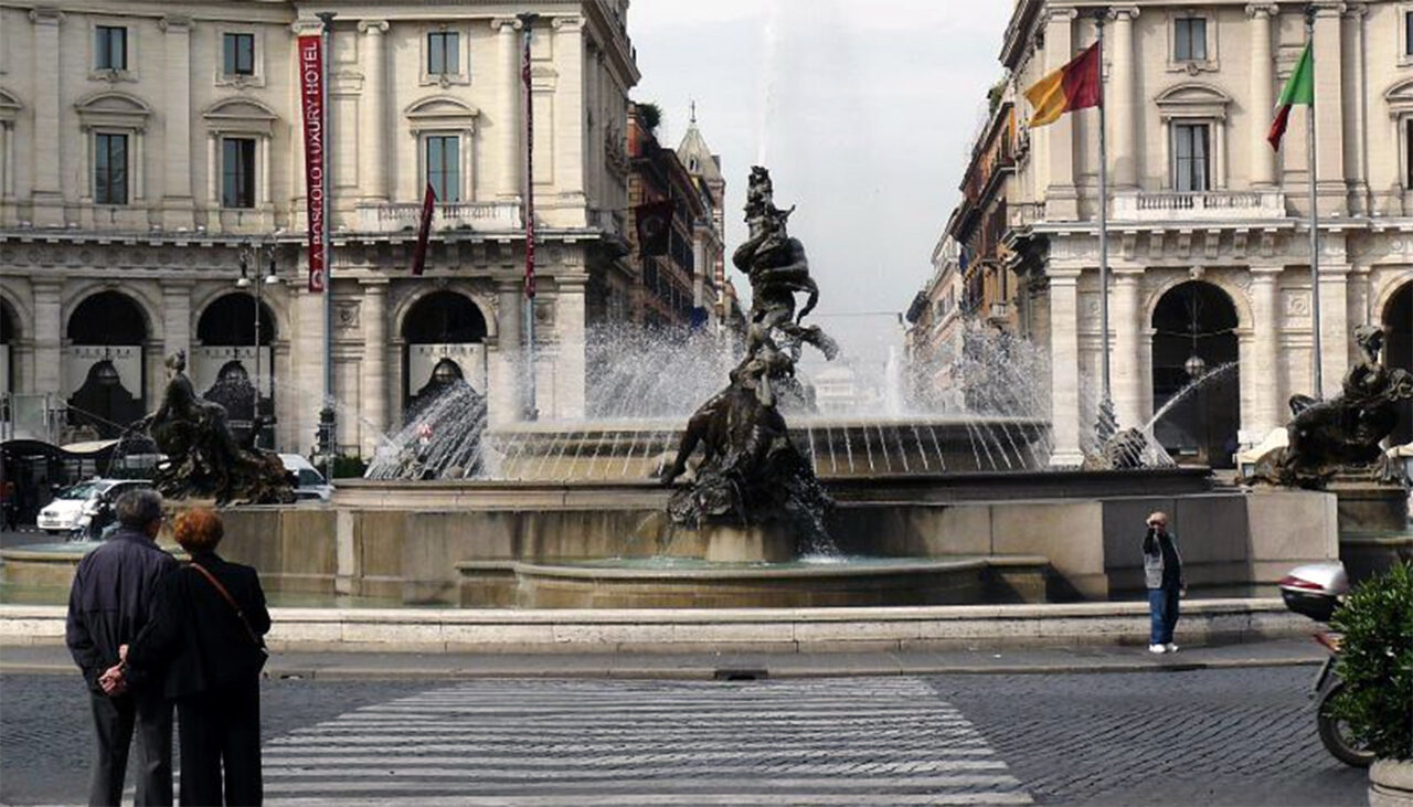 Ce a pățit un turist român, după ce a fost prins spălându-și picioarele într-o fântână arteziană din Roma, considerată monument istoric