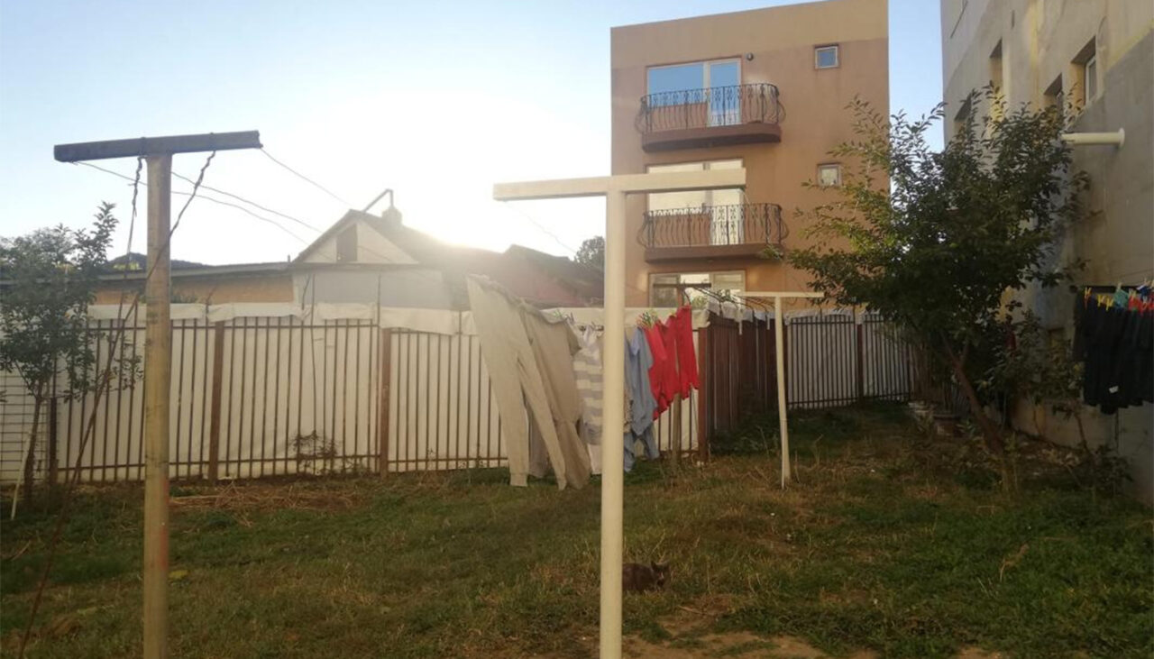 Caz ireal în Năvodari! De foame, o familie și-a transformat grădina din spatele blocului în coteț