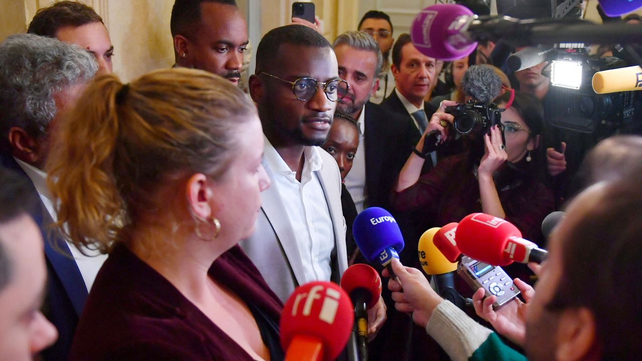Scandal în Franța! Un deputat din partidul lui Marine Le Pen i-a strigat unui coleg de culoare „Întoarceţi-vă în Africa!”