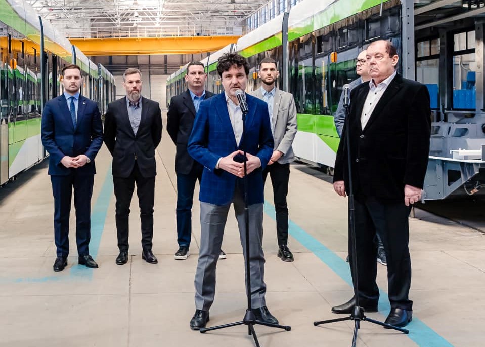 EXCLUSIV | Uluitor! Cum vrea Astra Arad să se spele pe mâini în criza tramvaielor din București. După ce a decis să schimbe motorul prevăzut în contract, compania lui Valer Blidar dă vina doar pe Comisia de Recepție pentru acest blocaj