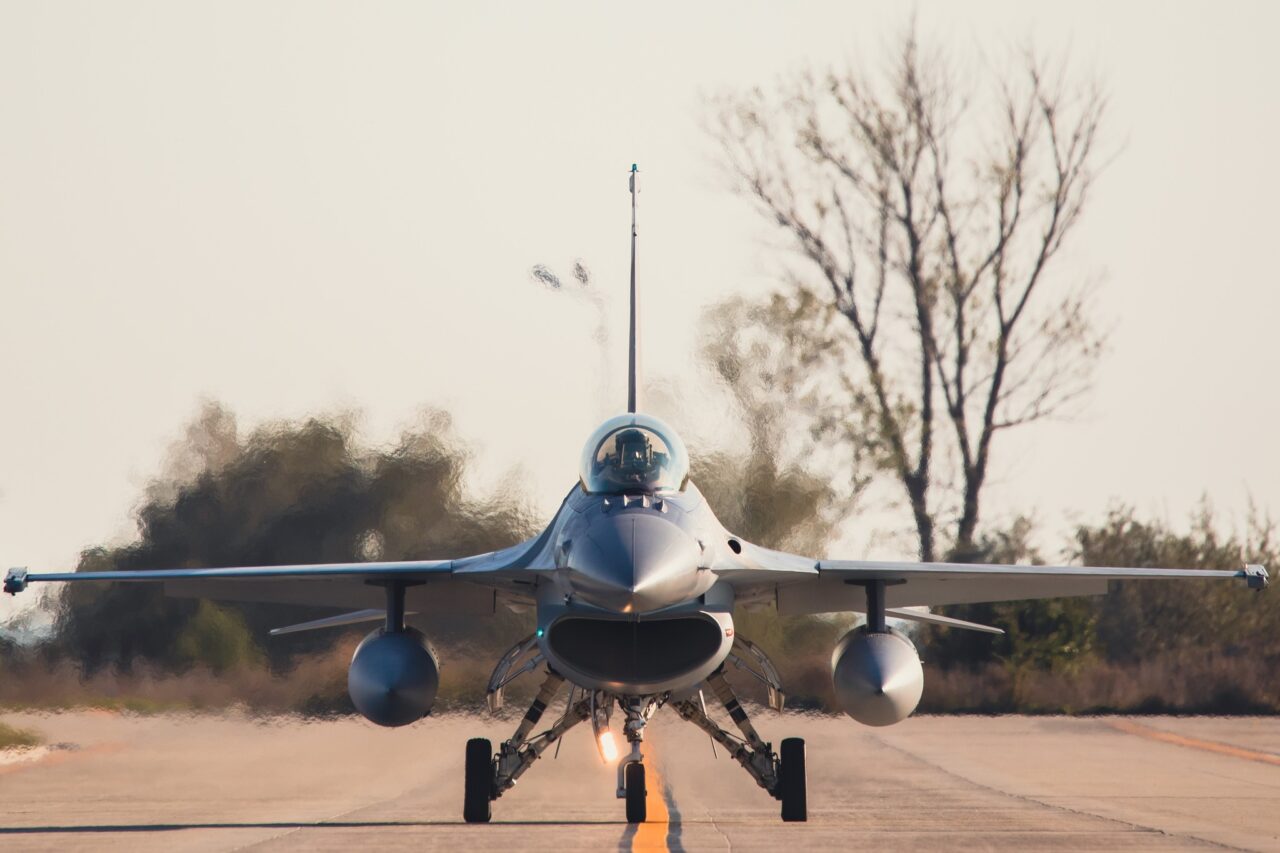 Avioane F-16 ale Forțelor Aeriene Române vor realiza zboruri de antrenament la înălțimi mici, în sud-estul țării