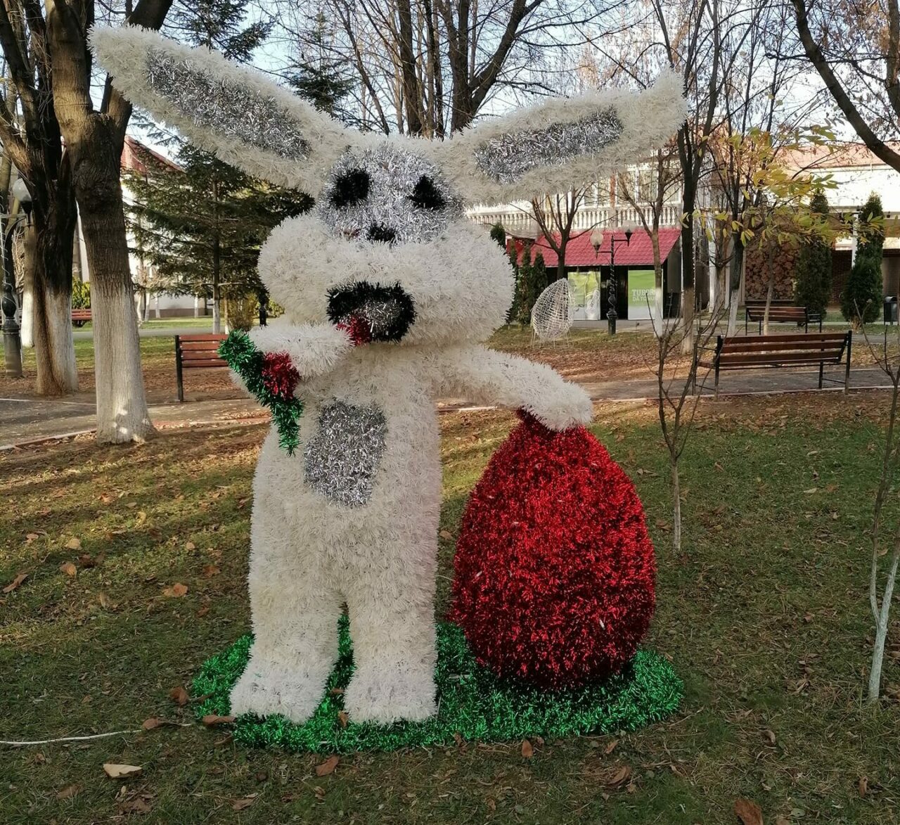 Situație comică în Gorj. Un oraș a fost împodobit cu iepurași și ouă roșii: „Copiii ce să mai creadă? Vine Paștele sau Moș Crăciun?”
