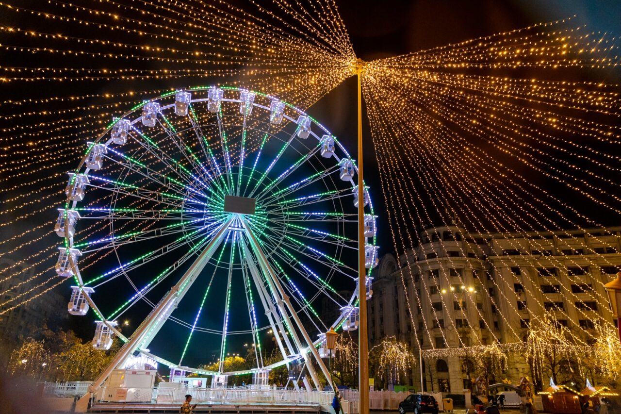 S-a deschis Târgul de Crăciun din București. Cum arată roata panoramică din Piața Constituției