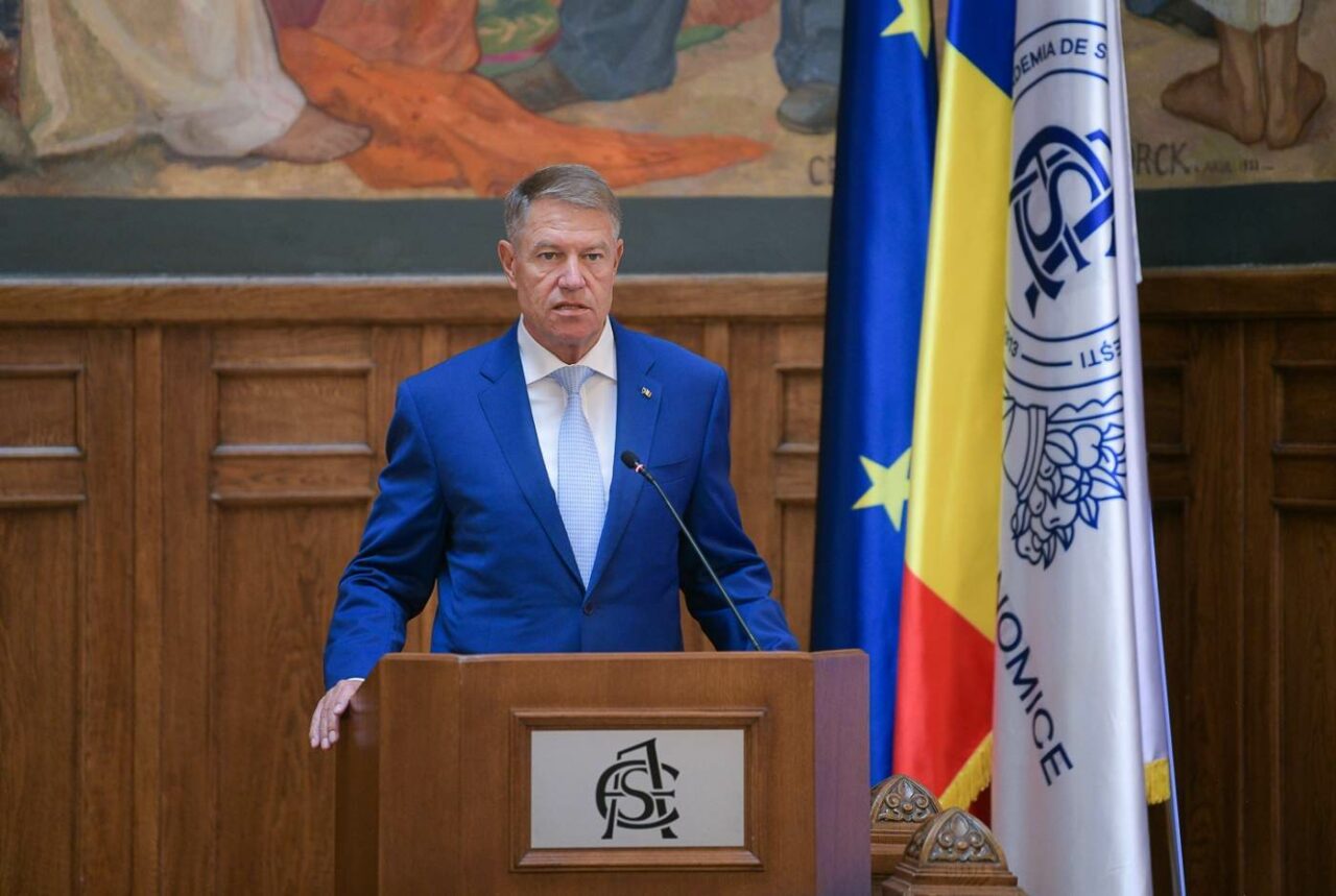 Klaus Iohannis, alături de baronul Brukenthal și de savantul Oberth într-o carte pentru copii editată la Sibiu