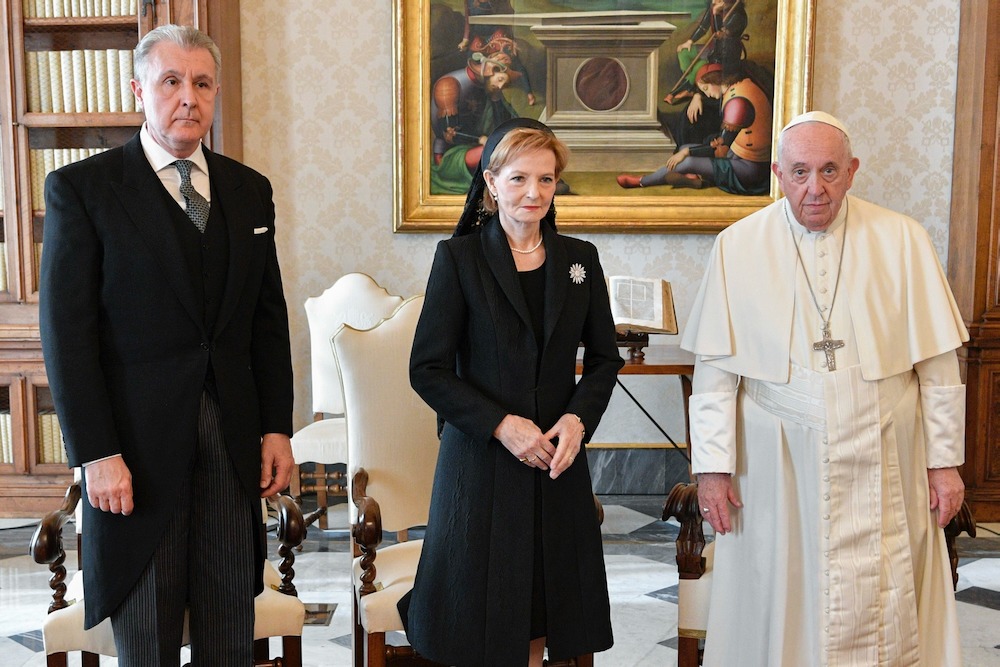 Familia Regală a României, întâlnire cu Papa Francisc, la Vatican. Cadou simbolic oferit de Majestatea Sa Margareta, Custodele Coroanei | Galerie FOTO&VIDEO
