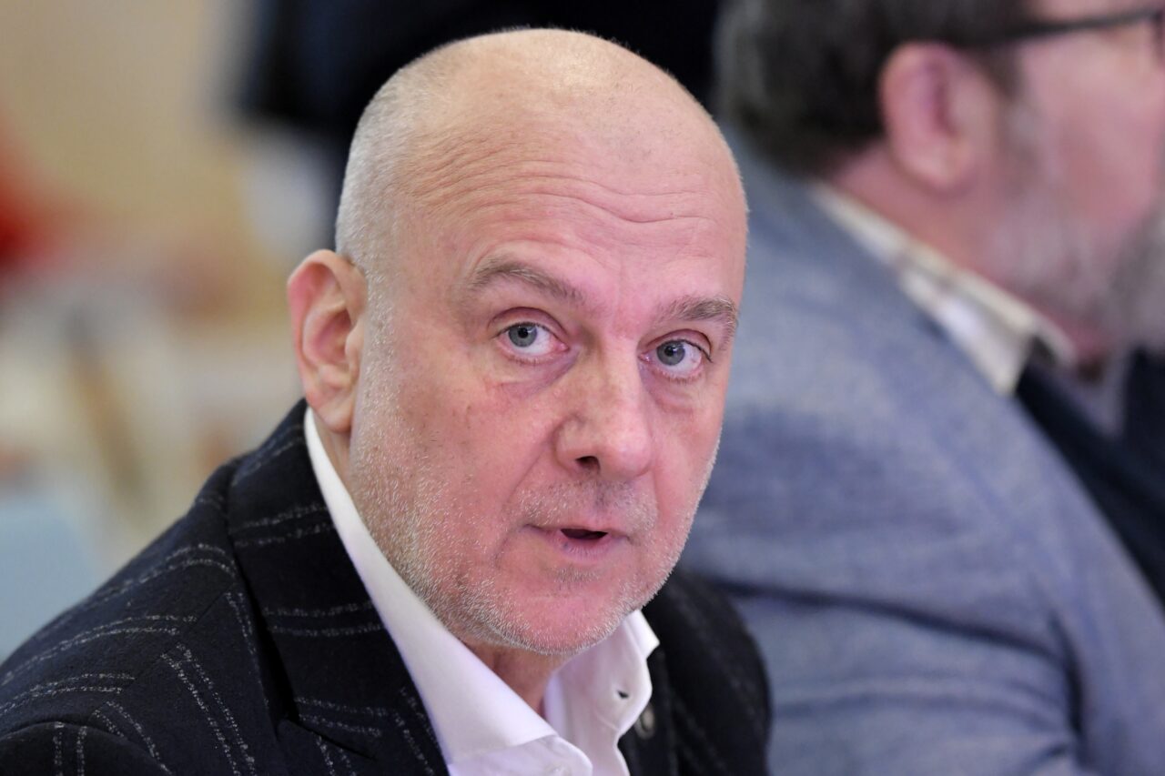 Creșterea salariului minim brut, discutată la Guvern. Ce propun sindicatele și patronatele