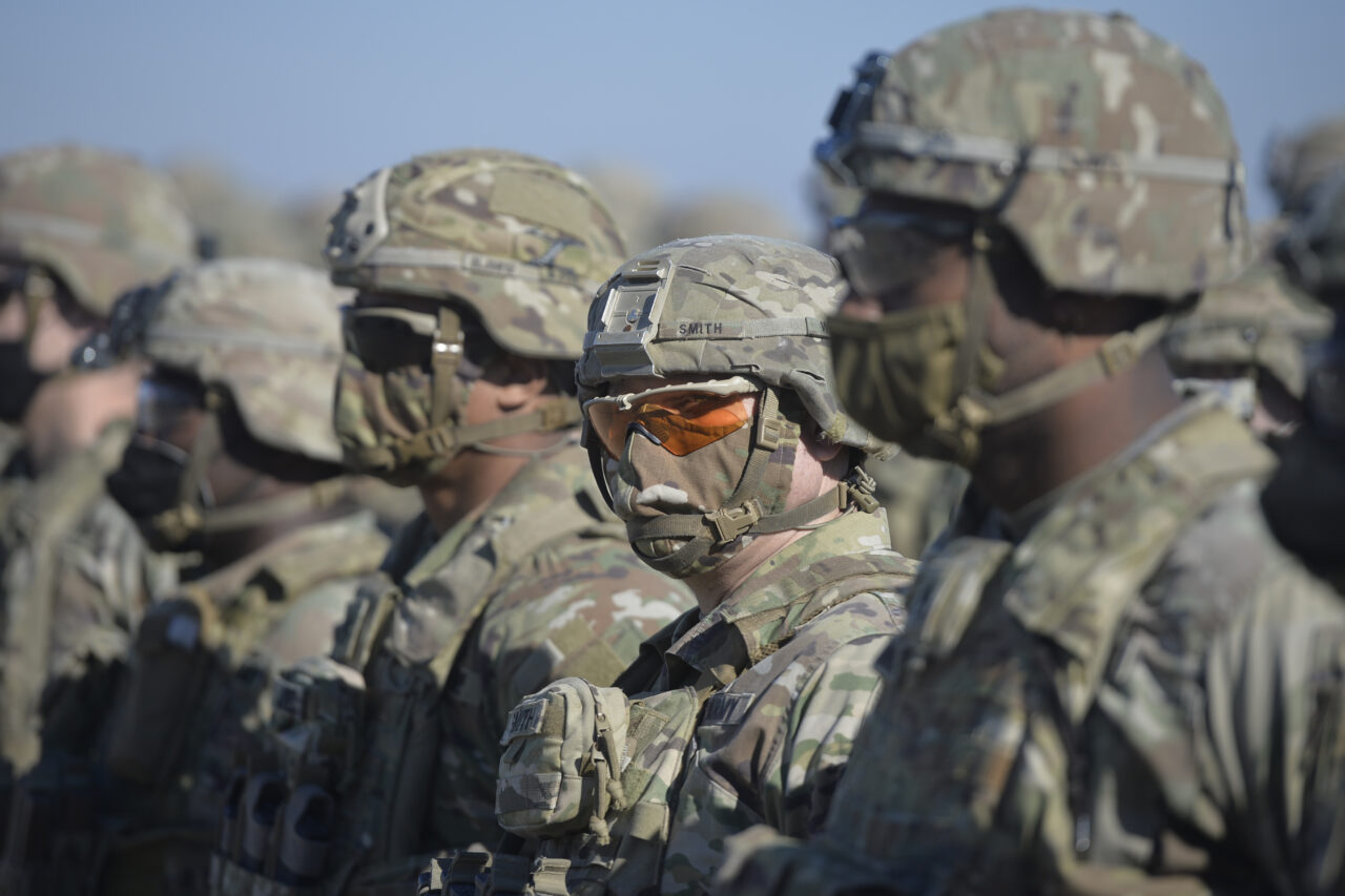 Sindicatul Naţional al Poliţiştilor îi cere premierului Nicolae Ciucă să indexeze pensiile militarilor cu rata inflaţiei și să majoreze norma de hrană