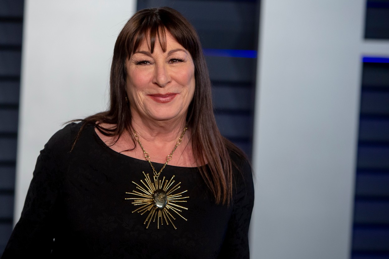 Anjelica Huston i se alătură Anei de Armas în „Ballerina”, spinoff-ul „John Wick”