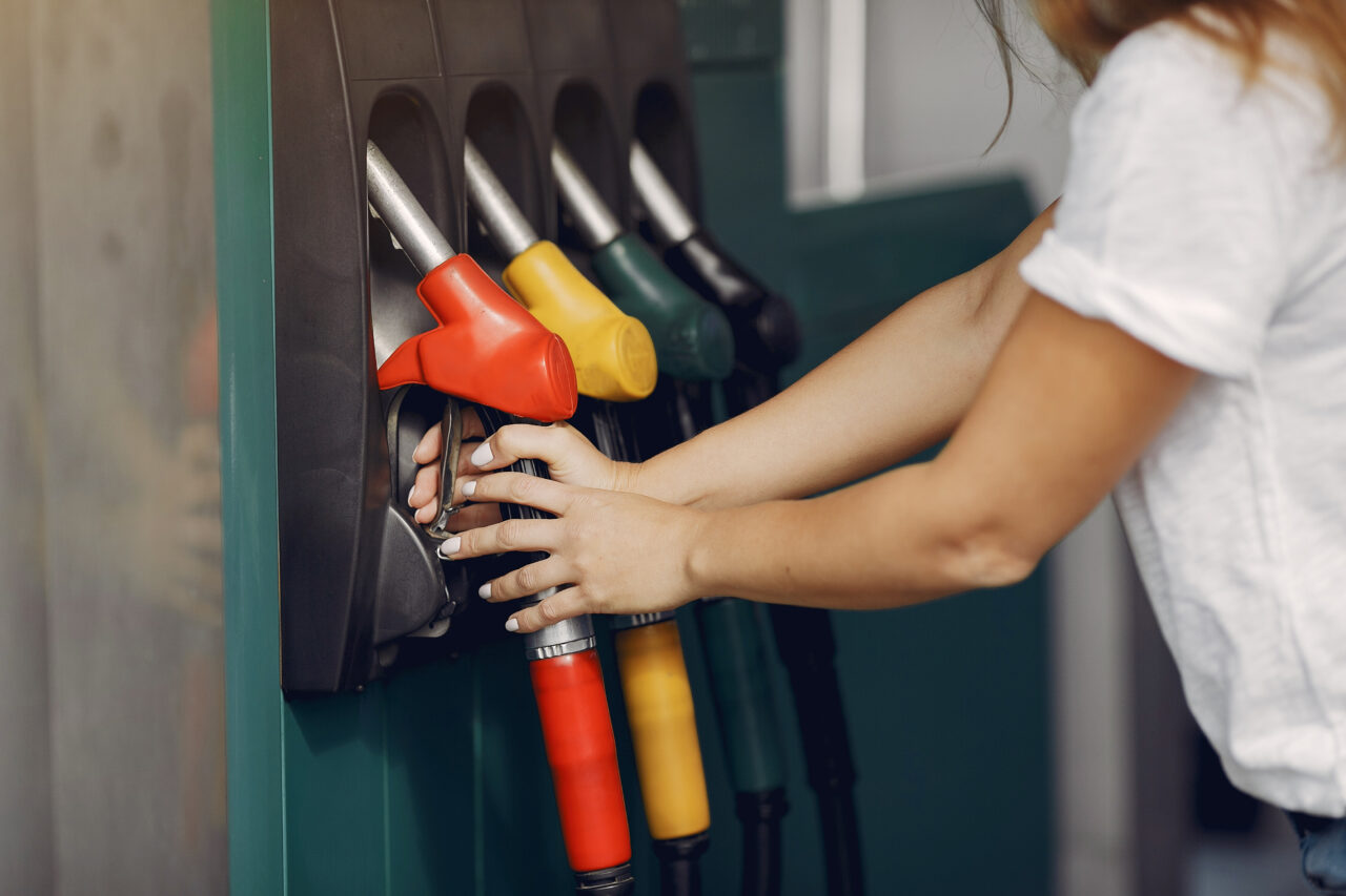 Ce se întâmplă cu prețul petrolului și cum poate afecta piețele financiare?