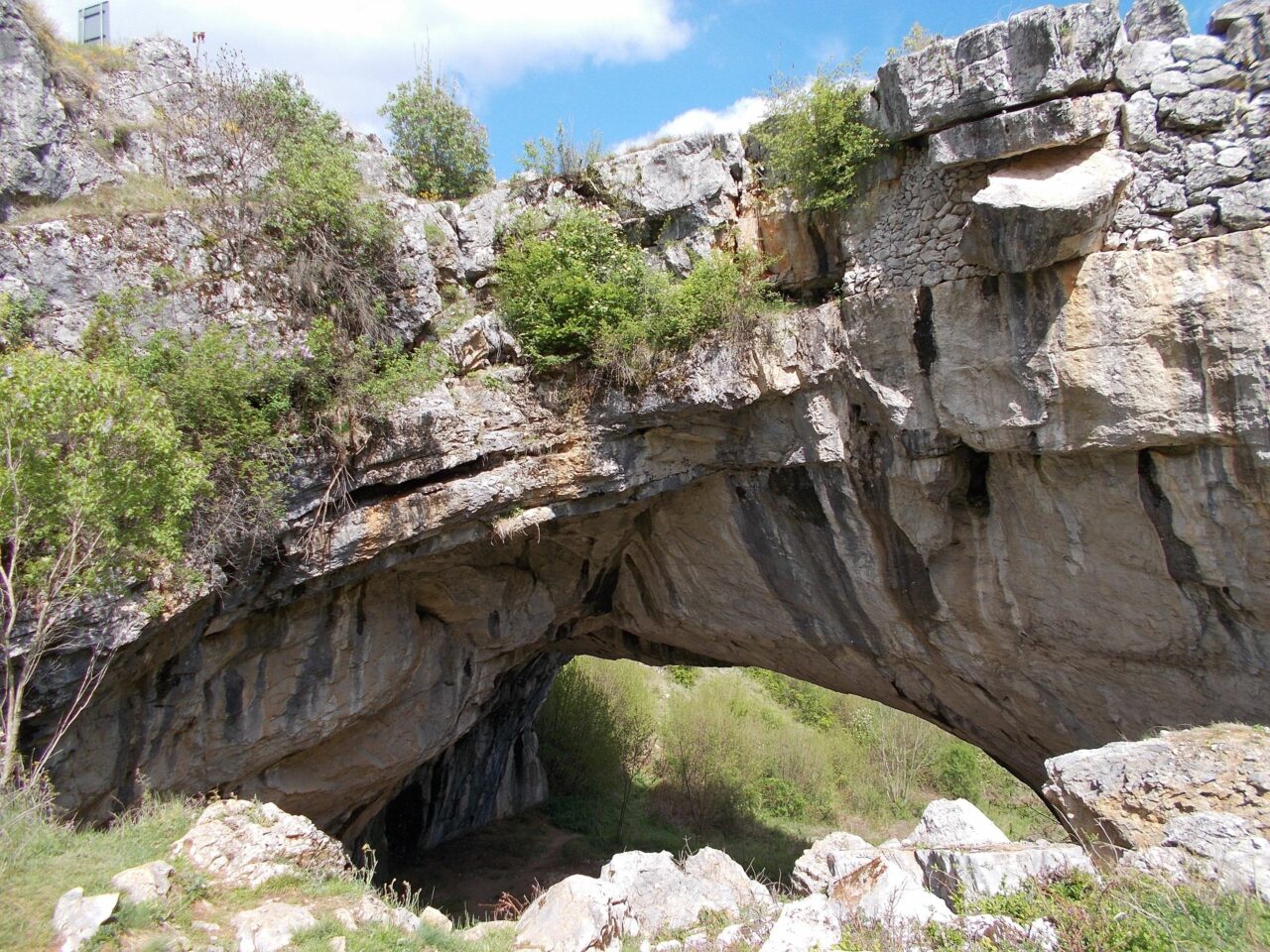 „Podul lui Dumnezeu”, minunea naturii din Mehedinți despre care puțină lume știe. Legenda celui mai mare pod natural din România