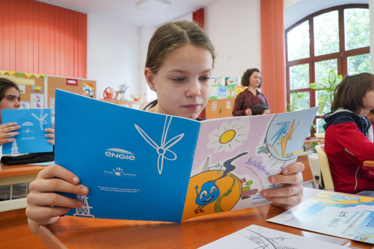 Elevii de clasa a IV-a pot descoperi aventurile lui Metano și Electro din lumea energiei prin programul educațional „Întâlnire cu energia” (P)