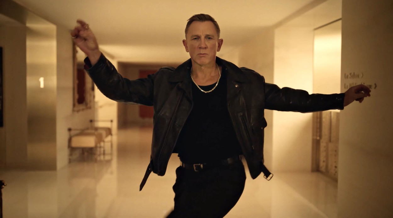 Daniel Craig își etalează talentul de dansator într-o reclamă regizată de Taika Waititi | VIDEO