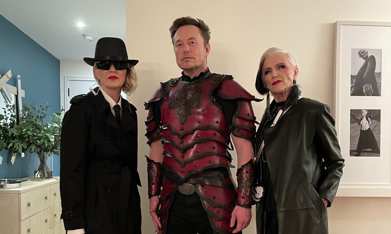 Elon Musk a postat prima imagine de la Halloween. În timp ce era așteptat în România, miliardarul a petrecut alături de mama lui