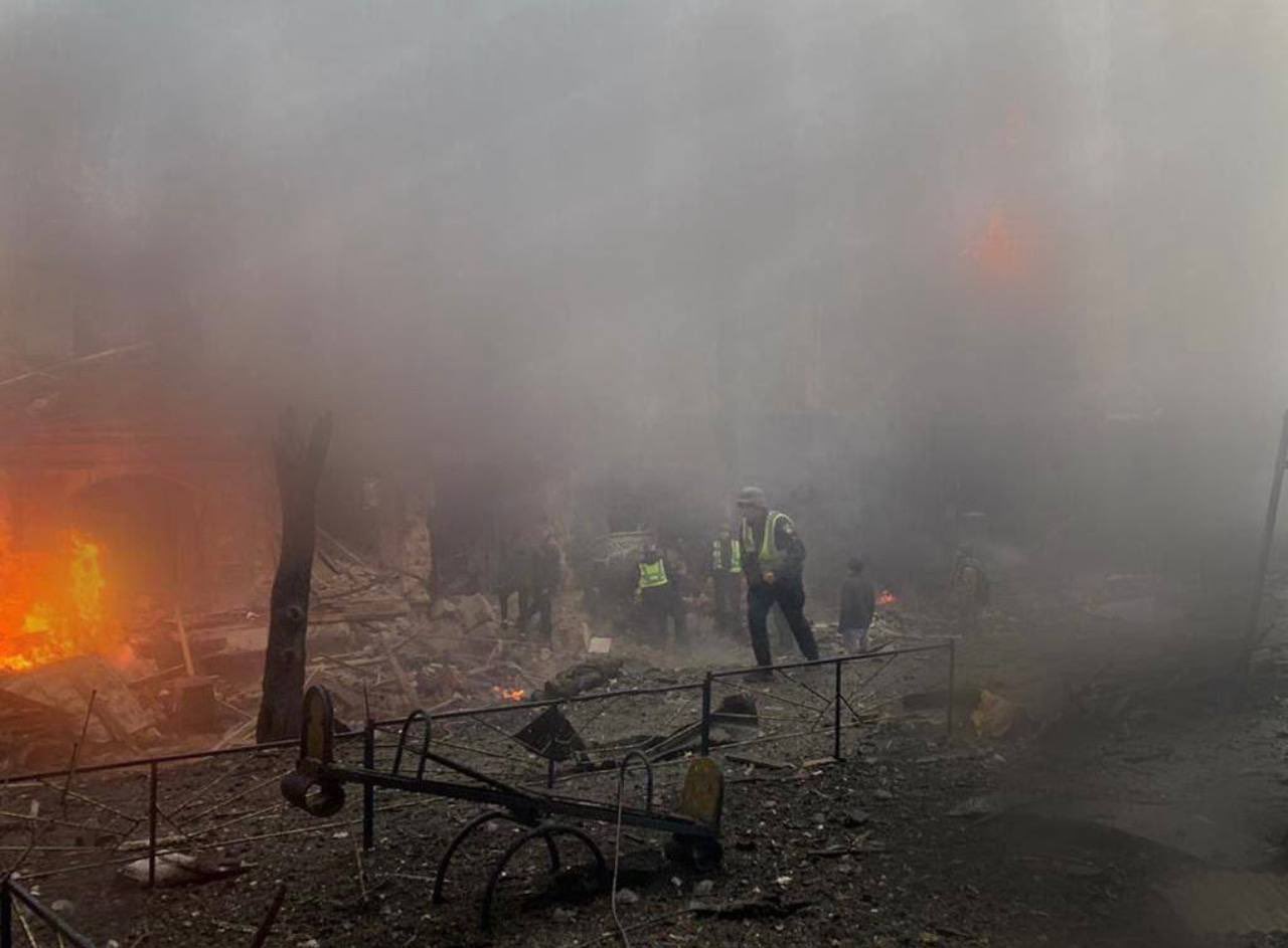 VIDEO | Bombardamente masive la Kiev. Cel puțin trei persoane ucise. Capitala Ucrainei a rămas fără apă și energie