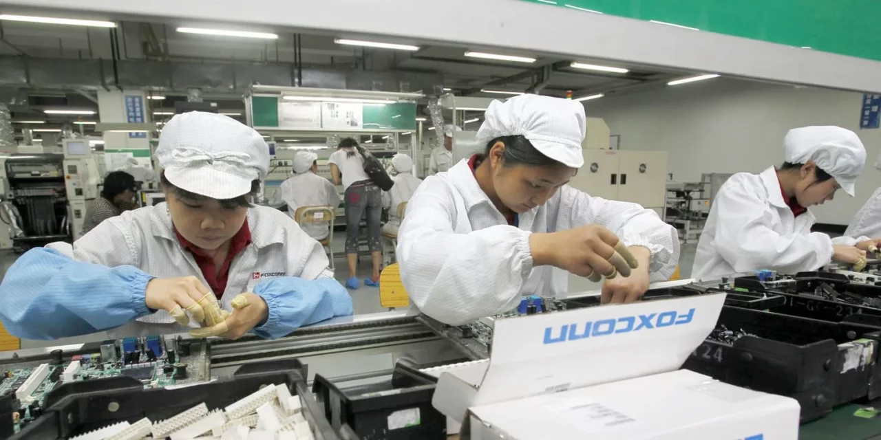 Foxconn, gigantul care produce iPhone-uri, le promite chinezilor bonusuri de 4 ori mai mari numai să lucreze în continuare la fabrica din Zhengzhou