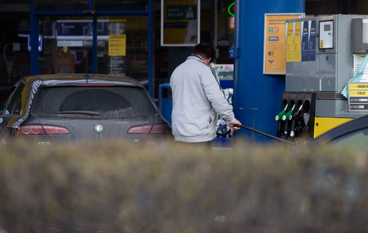 S-au scumpit din noi carburanții. Benzina a depășit pragul de 7 lei pe litru în toate stațiile din București. Cu cât s-a majorat un plin, în doar câteva ore