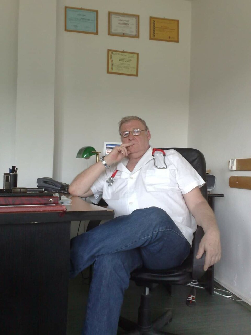 Gorj: Șeful Asociației Medicilor de Familie, obligat să ia măsuri drastice pentru a reduce consumul de energie, își consultă pacienții la veioză. „Nu avem altă soluție”