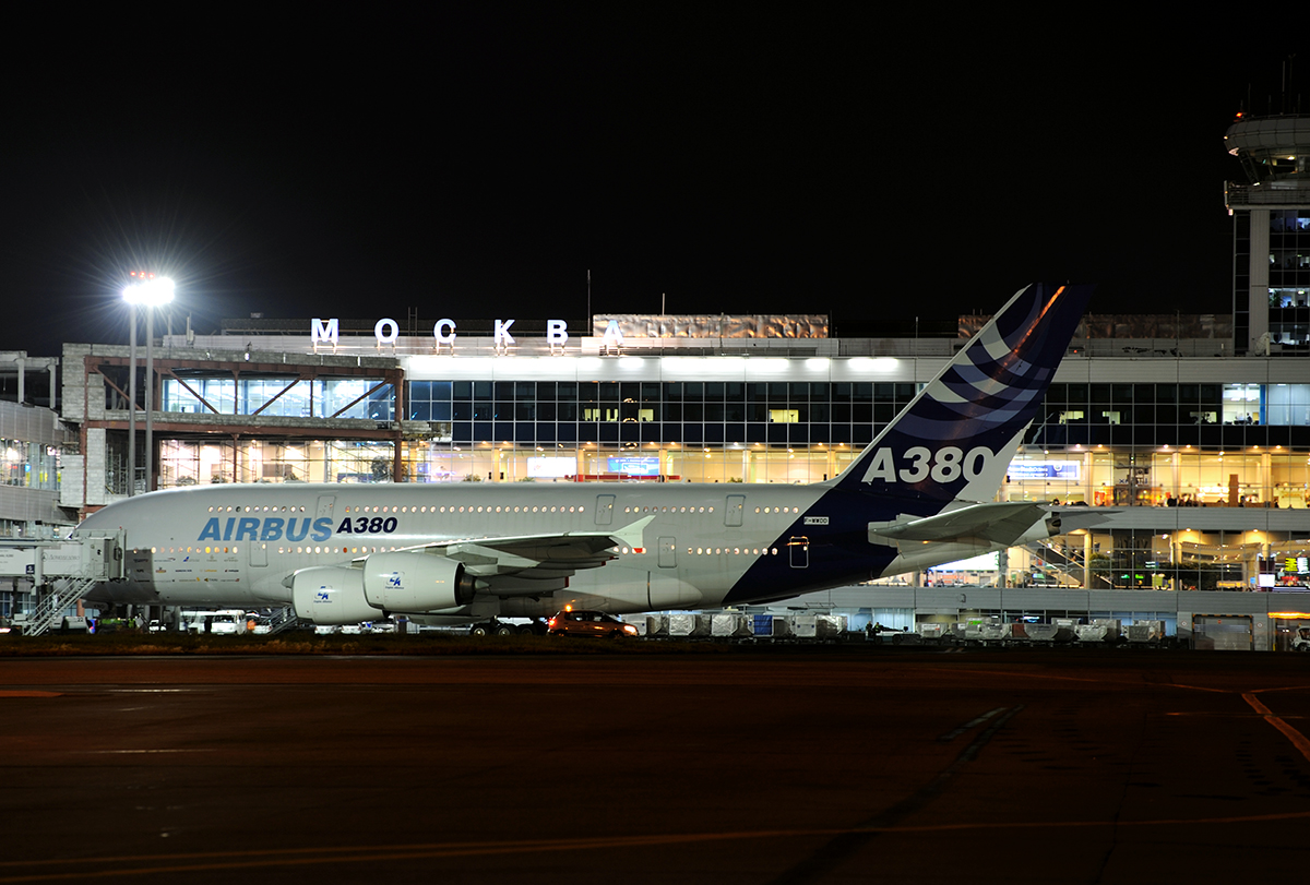 Cum se dă un jaf în Rusia: bărbați înarmați cu mitraliere au furat 4 milioane de dolari de pe Aeroportul „Domodedovo”!