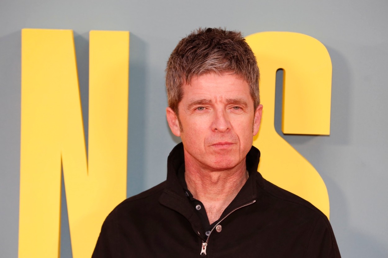 O foaie cu versurile melodiei ”Wonderwall” scrise de mână de vedeta trupei Oasis Noel Gallagher, vândută la licitație cu peste 50.000 de dolari