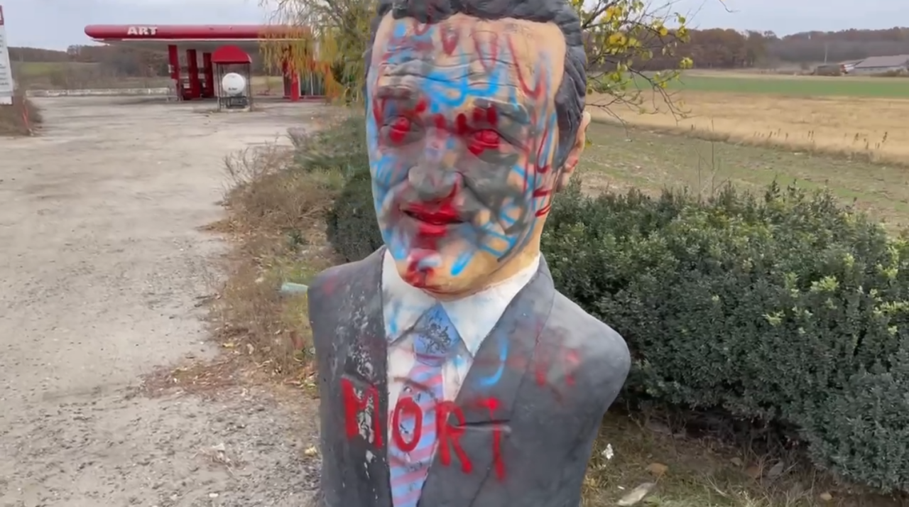 FOTO – VIDEO | Bustul lui Gigi Becali din Scornicești a fost vandalizat. Statuia a fost vopsită, iar pe piept e scris mesajul „Mori”