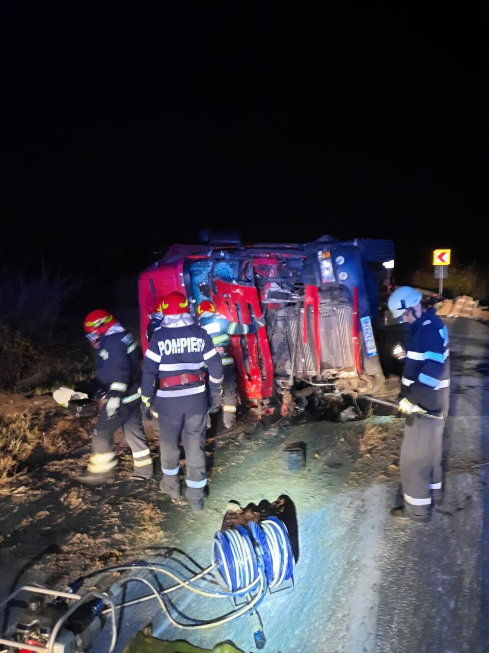 FOTO-VIDEO | Un șofer grec, în vârstă de 71 de ani, a murit pe un drum din Dolj după ce TIR-ul pe care îl conducea s-a răsturnat peste el