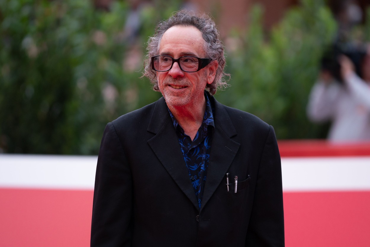 „Am simţit că a fost scris pentru mine”, a spus Tim Burton despre miniseria ”Wednesday”, filmată în România