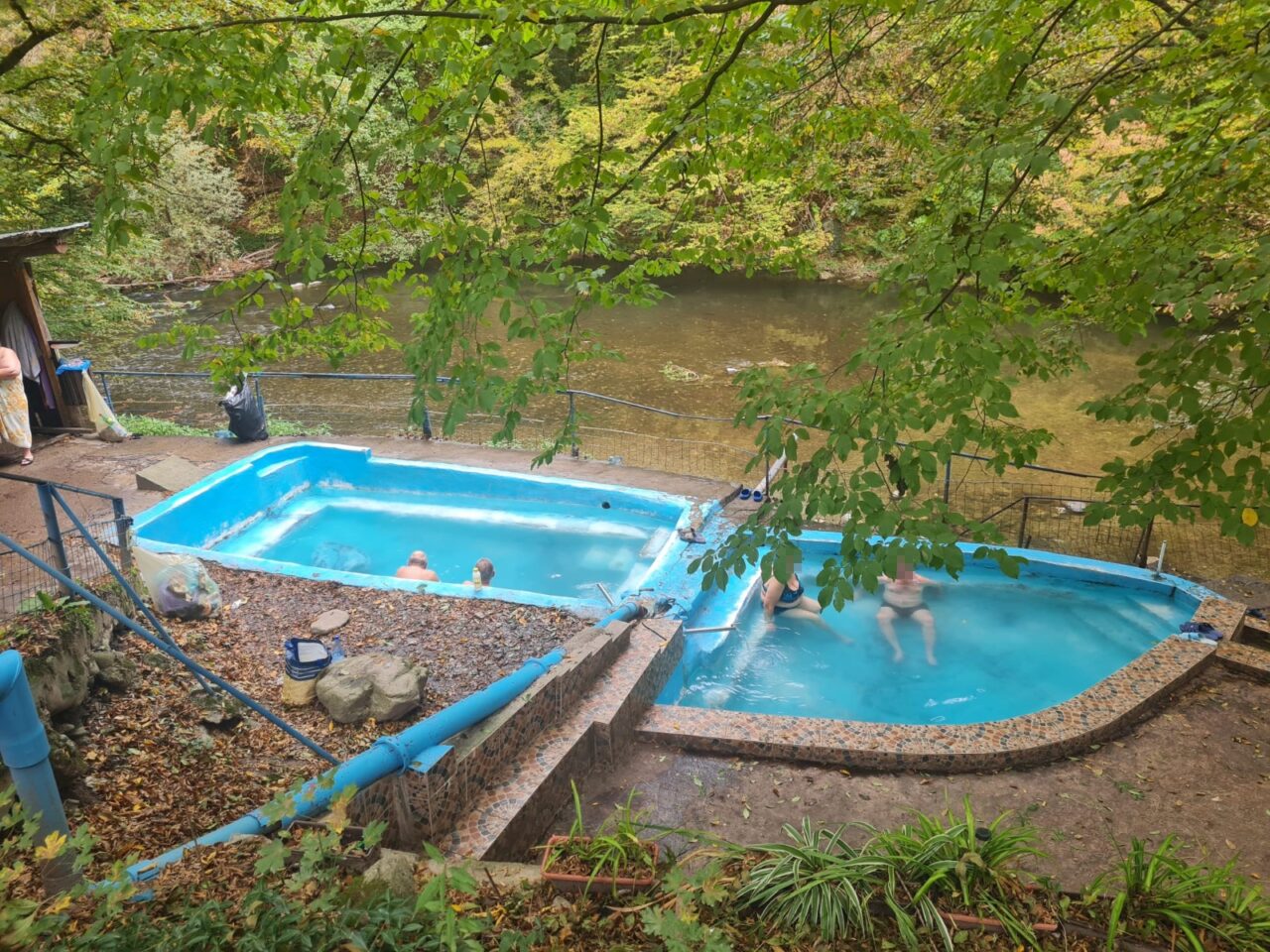 Imagini uluitoare la Băile Herculane! Cum arată cădițele în care își caută românii sănătatea, în apa sulfuroasă de pe malul Cernei
