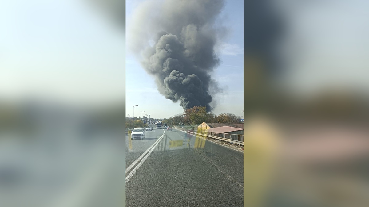 Incendiul de la centrul de colectare a deșeurilor din Chitila a fost stins sâmbătă dimineață